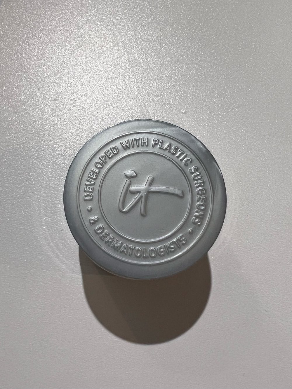 !it Cosmetics Confidence in a Cream Anti-Aging Moisturizer - Cream and Silver - Picture 2 of 5